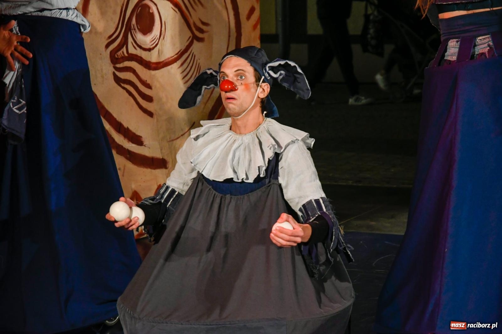 Zdjęcie w galerii na portalu naszraciborz.pl: EPITAFIUM BŁAZNA - spektakl Kolektywu Kejos na pl. Dominikańskim [FOTO i WIDEO] wiadomości z regionu
