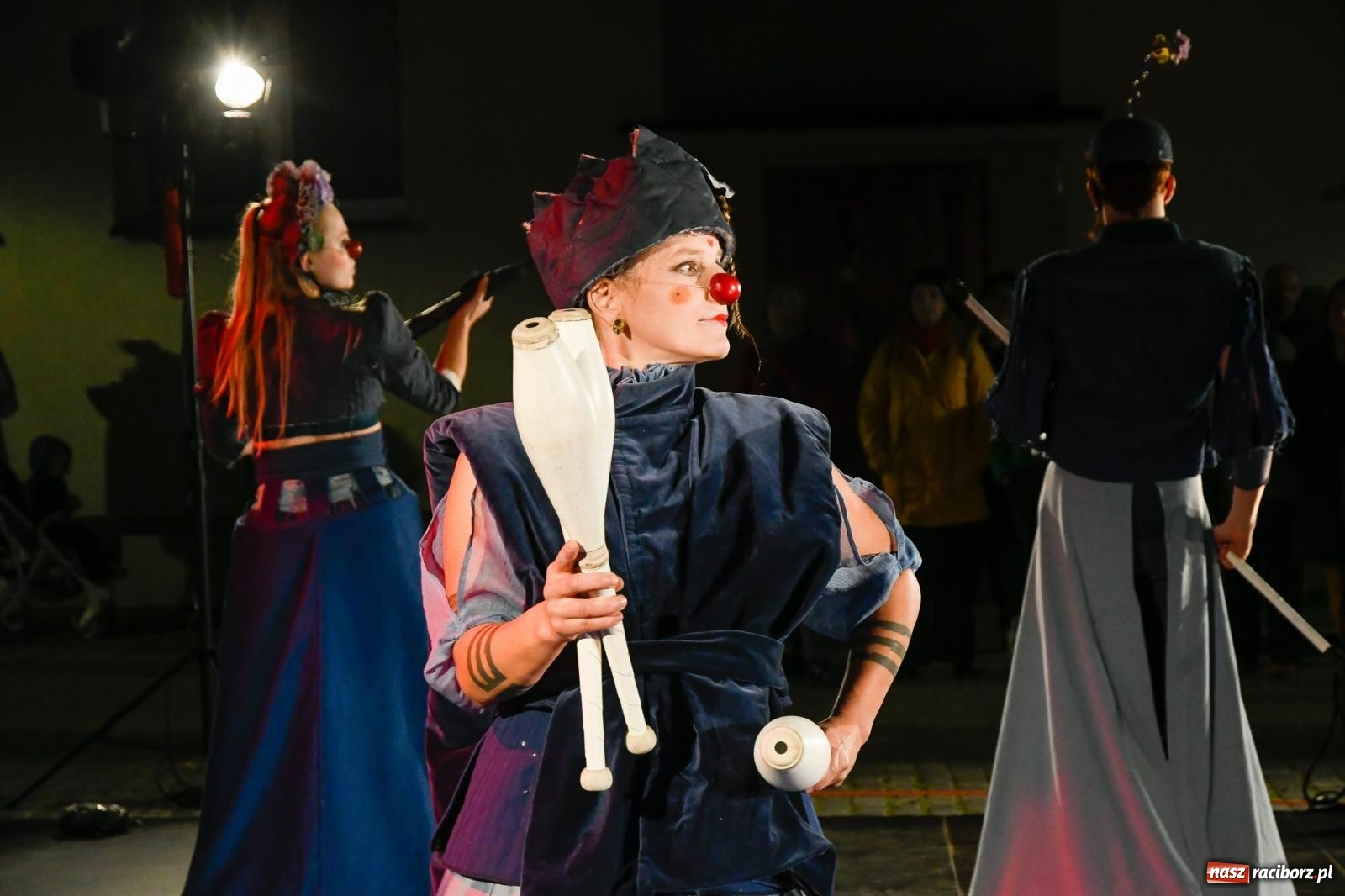 Zdjęcie w galerii na portalu naszraciborz.pl: EPITAFIUM BŁAZNA - spektakl Kolektywu Kejos na pl. Dominikańskim [FOTO i WIDEO] wiadomości z regionu