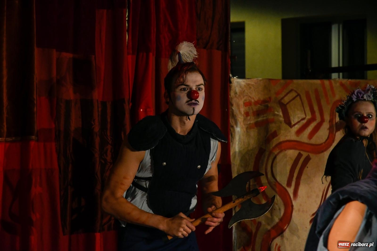 Zdjęcie w galerii na portalu naszraciborz.pl: EPITAFIUM BŁAZNA - spektakl Kolektywu Kejos na pl. Dominikańskim [FOTO i WIDEO] wiadomości z regionu