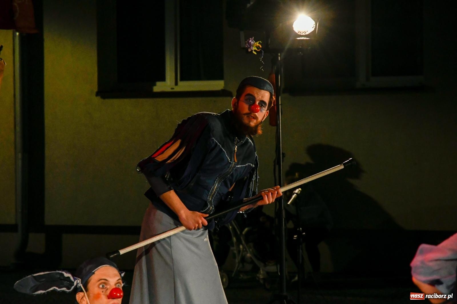 Zdjęcie w galerii na portalu naszraciborz.pl: EPITAFIUM BŁAZNA - spektakl Kolektywu Kejos na pl. Dominikańskim [FOTO i WIDEO] wiadomości z regionu