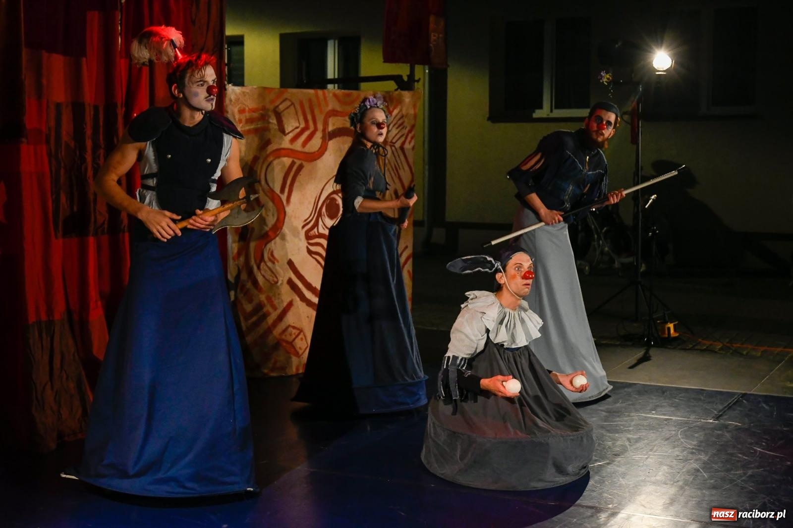 Zdjęcie w galerii na portalu naszraciborz.pl: EPITAFIUM BŁAZNA - spektakl Kolektywu Kejos na pl. Dominikańskim [FOTO i WIDEO] wiadomości z regionu