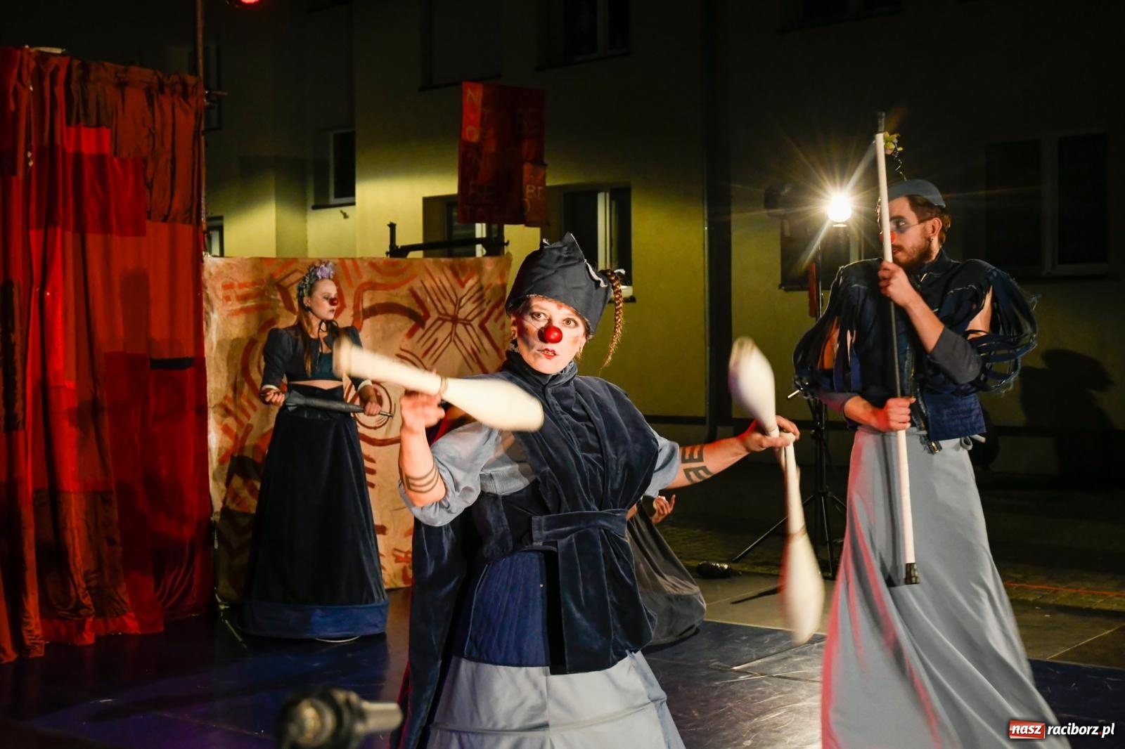 Zdjęcie w galerii na portalu naszraciborz.pl: EPITAFIUM BŁAZNA - spektakl Kolektywu Kejos na pl. Dominikańskim [FOTO i WIDEO] wiadomości z regionu