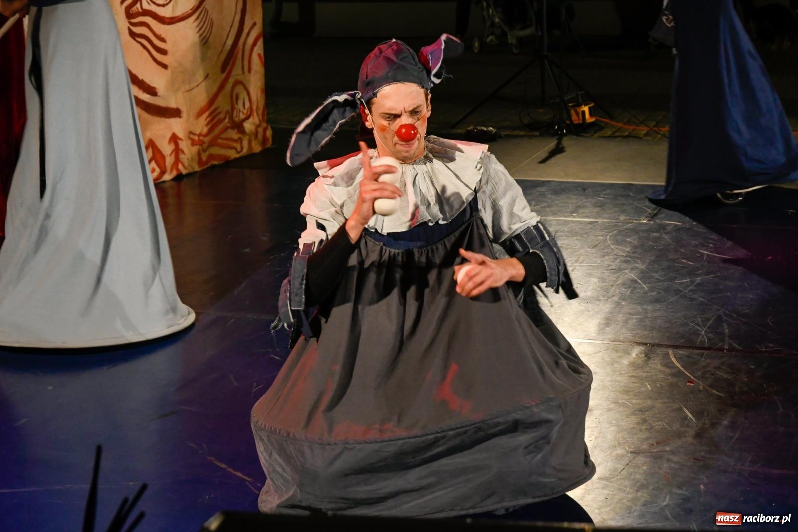 Zdjęcie w galerii na portalu naszraciborz.pl: EPITAFIUM BŁAZNA - spektakl Kolektywu Kejos na pl. Dominikańskim [FOTO i WIDEO] wiadomości z regionu