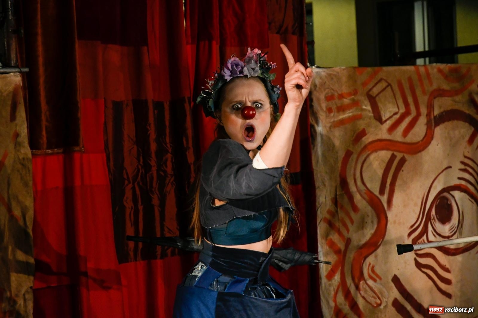 Zdjęcie w galerii na portalu naszraciborz.pl: EPITAFIUM BŁAZNA - spektakl Kolektywu Kejos na pl. Dominikańskim [FOTO i WIDEO] wiadomości z regionu