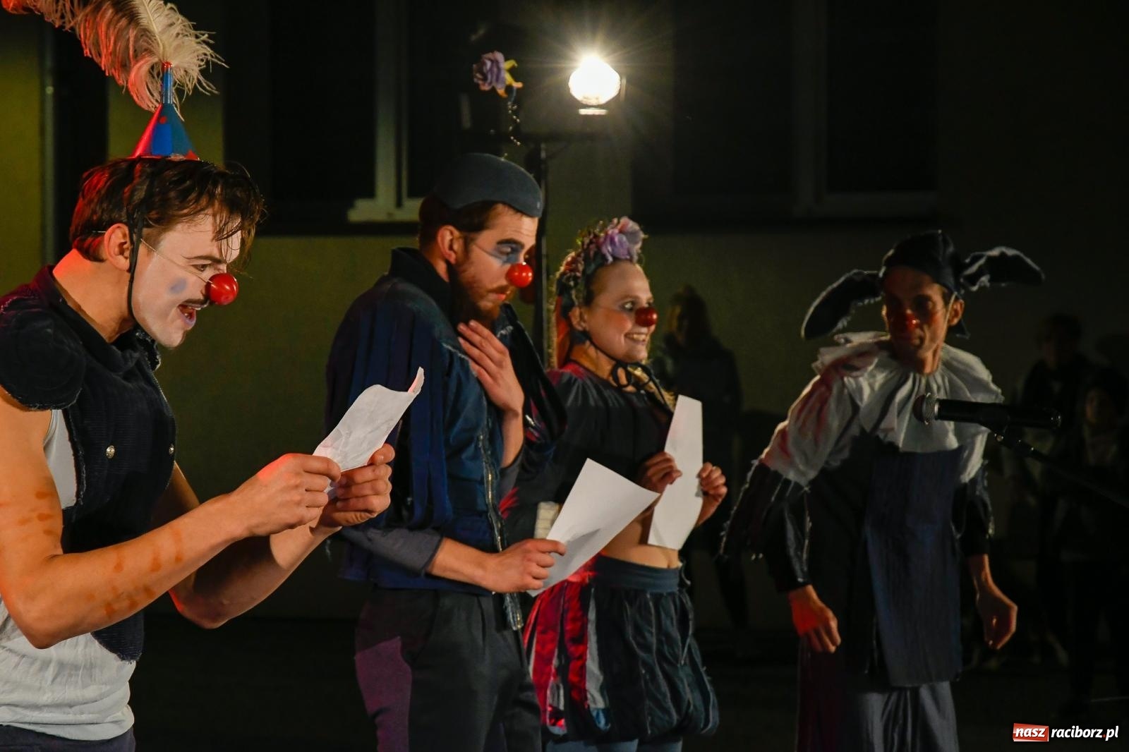 Zdjęcie w galerii na portalu naszraciborz.pl: EPITAFIUM BŁAZNA - spektakl Kolektywu Kejos na pl. Dominikańskim [FOTO i WIDEO] wiadomości z regionu