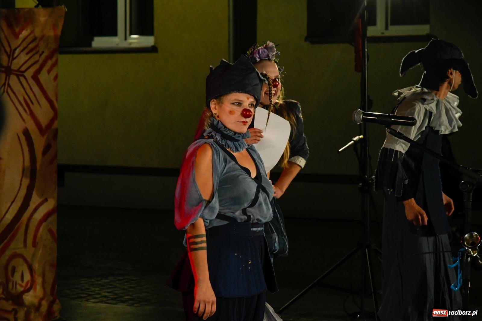 Zdjęcie w galerii na portalu naszraciborz.pl: EPITAFIUM BŁAZNA - spektakl Kolektywu Kejos na pl. Dominikańskim [FOTO i WIDEO] wiadomości z regionu