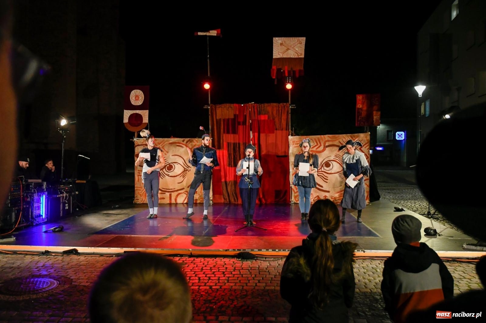 Zdjęcie w galerii na portalu naszraciborz.pl: EPITAFIUM BŁAZNA - spektakl Kolektywu Kejos na pl. Dominikańskim [FOTO i WIDEO] wiadomości z regionu