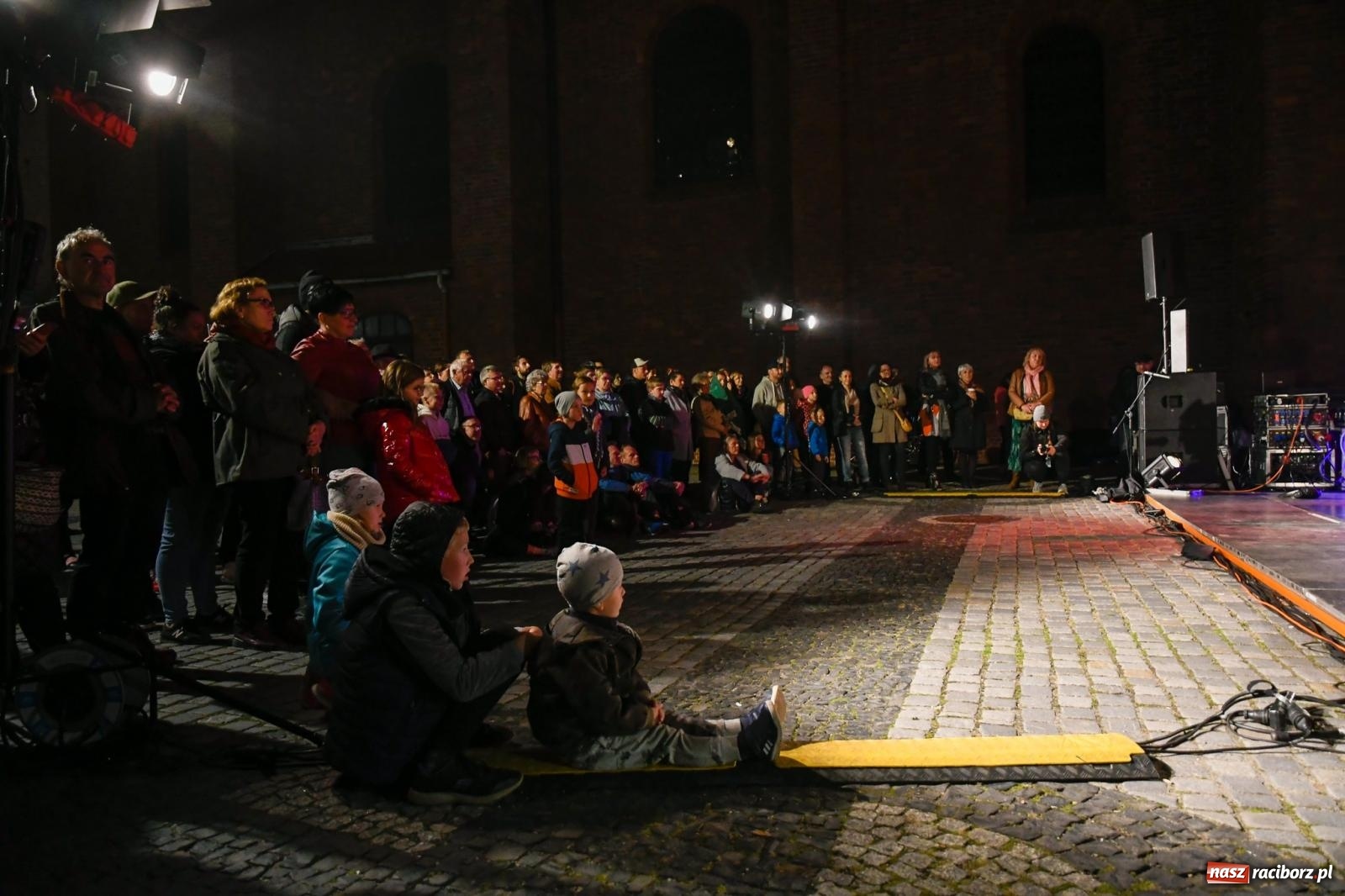 Zdjęcie w galerii na portalu naszraciborz.pl: EPITAFIUM BŁAZNA - spektakl Kolektywu Kejos na pl. Dominikańskim [FOTO i WIDEO] wiadomości z regionu