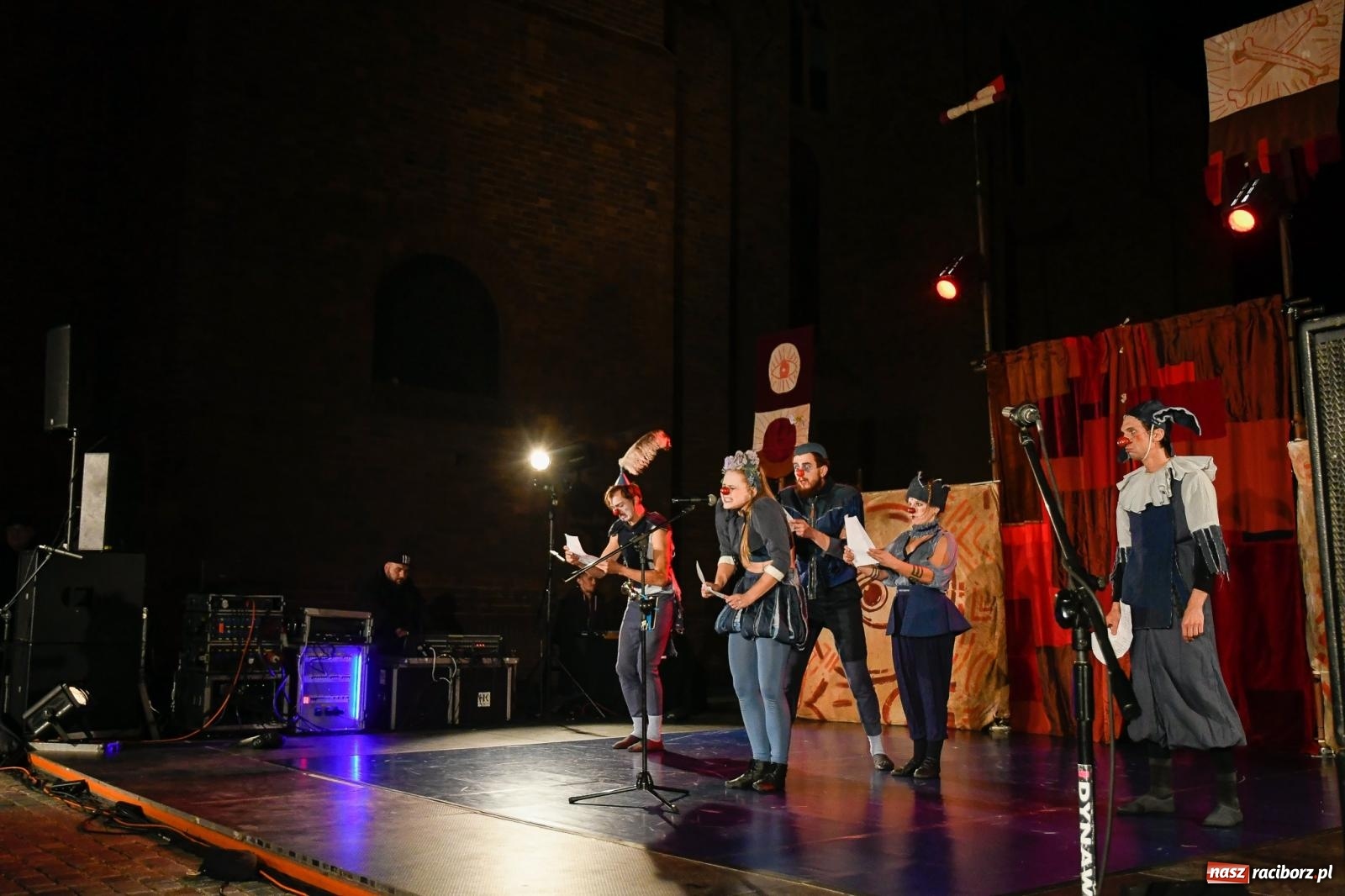 Zdjęcie w galerii na portalu naszraciborz.pl: EPITAFIUM BŁAZNA - spektakl Kolektywu Kejos na pl. Dominikańskim [FOTO i WIDEO] wiadomości z regionu