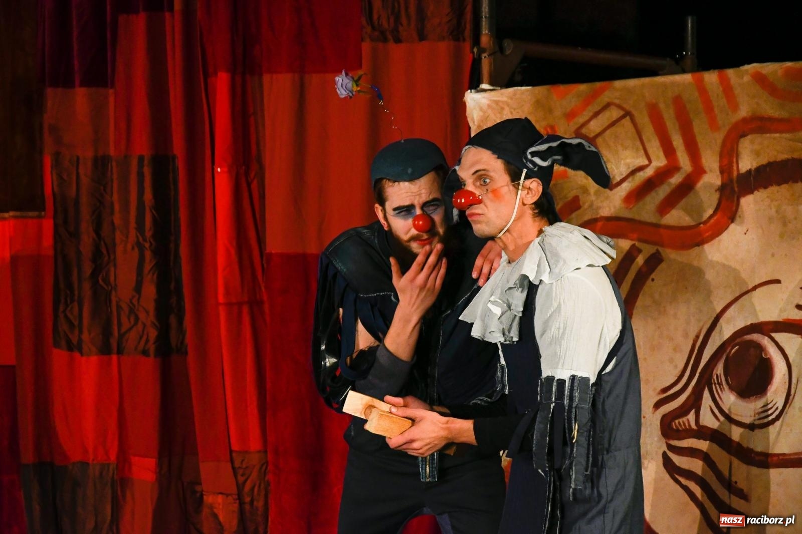 Zdjęcie w galerii na portalu naszraciborz.pl: EPITAFIUM BŁAZNA - spektakl Kolektywu Kejos na pl. Dominikańskim [FOTO i WIDEO] wiadomości z regionu