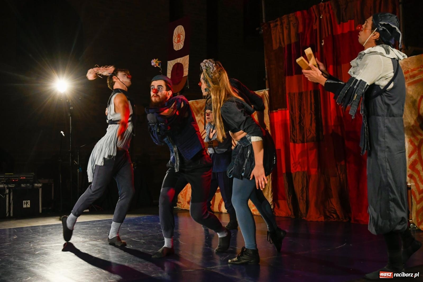 Zdjęcie w galerii na portalu naszraciborz.pl: EPITAFIUM BŁAZNA - spektakl Kolektywu Kejos na pl. Dominikańskim [FOTO i WIDEO] wiadomości z regionu