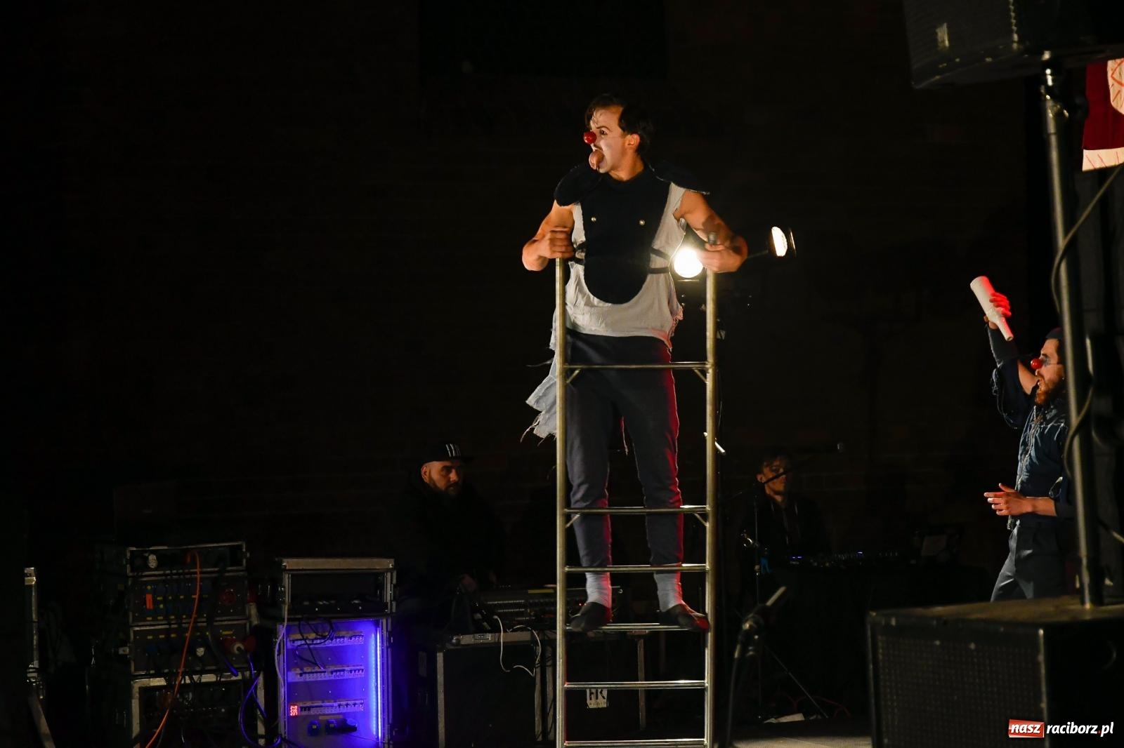 Zdjęcie w galerii na portalu naszraciborz.pl: EPITAFIUM BŁAZNA - spektakl Kolektywu Kejos na pl. Dominikańskim [FOTO i WIDEO] wiadomości z regionu