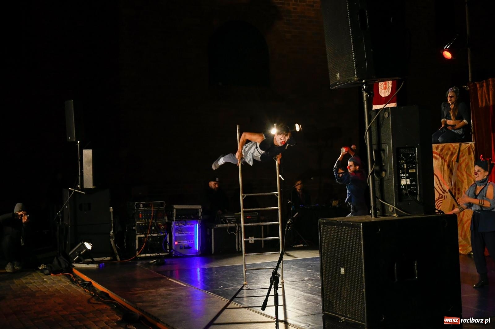 Zdjęcie w galerii na portalu naszraciborz.pl: EPITAFIUM BŁAZNA - spektakl Kolektywu Kejos na pl. Dominikańskim [FOTO i WIDEO] wiadomości z regionu