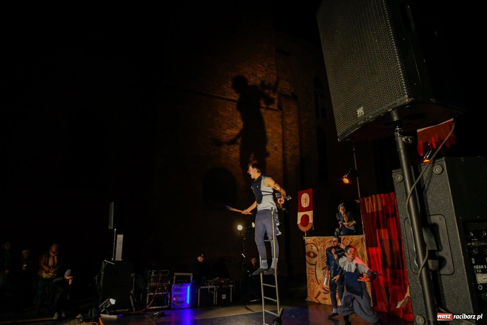 Zdjęcie w galerii na portalu naszraciborz.pl: EPITAFIUM BŁAZNA - spektakl Kolektywu Kejos na pl. Dominikańskim [FOTO i WIDEO] wiadomości z regionu