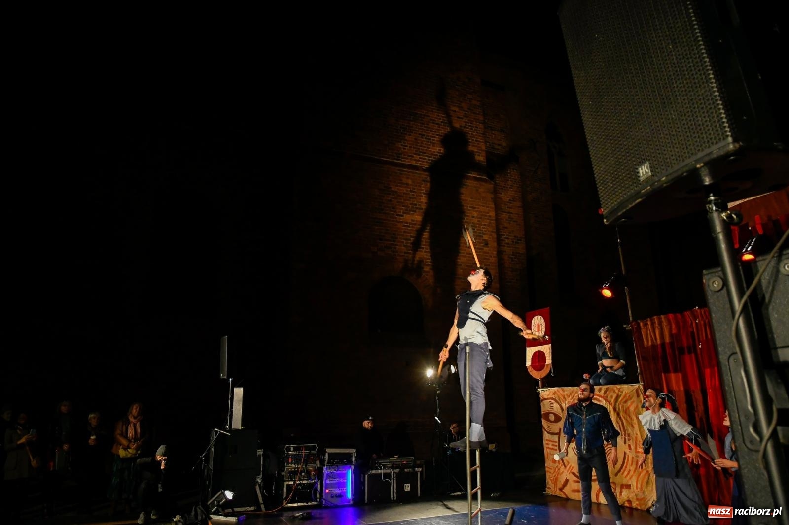 Zdjęcie w galerii na portalu naszraciborz.pl: EPITAFIUM BŁAZNA - spektakl Kolektywu Kejos na pl. Dominikańskim [FOTO i WIDEO] wiadomości z regionu