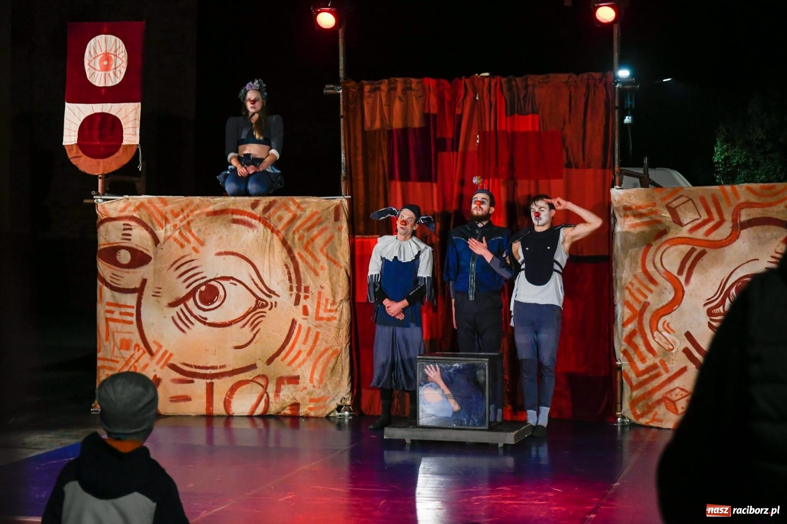 Zdjęcie w galerii na portalu naszraciborz.pl: EPITAFIUM BŁAZNA - spektakl Kolektywu Kejos na pl. Dominikańskim [FOTO i WIDEO] wiadomości z regionu
