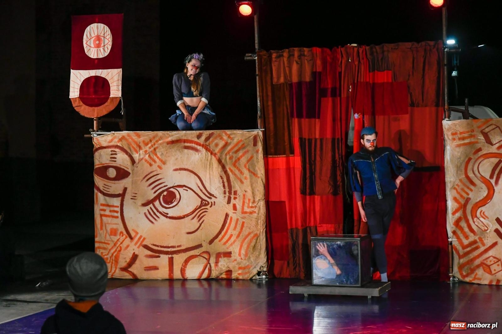 Zdjęcie w galerii na portalu naszraciborz.pl: EPITAFIUM BŁAZNA - spektakl Kolektywu Kejos na pl. Dominikańskim [FOTO i WIDEO] wiadomości z regionu