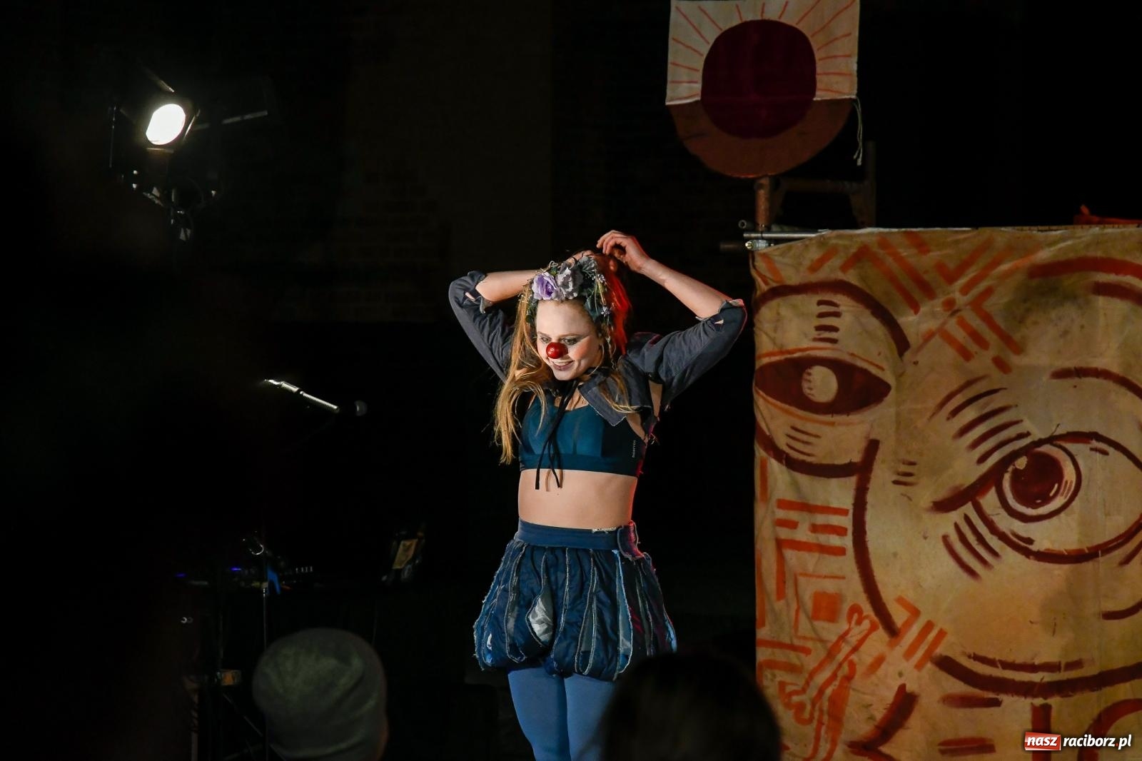 Zdjęcie w galerii na portalu naszraciborz.pl: EPITAFIUM BŁAZNA - spektakl Kolektywu Kejos na pl. Dominikańskim [FOTO i WIDEO] wiadomości z regionu