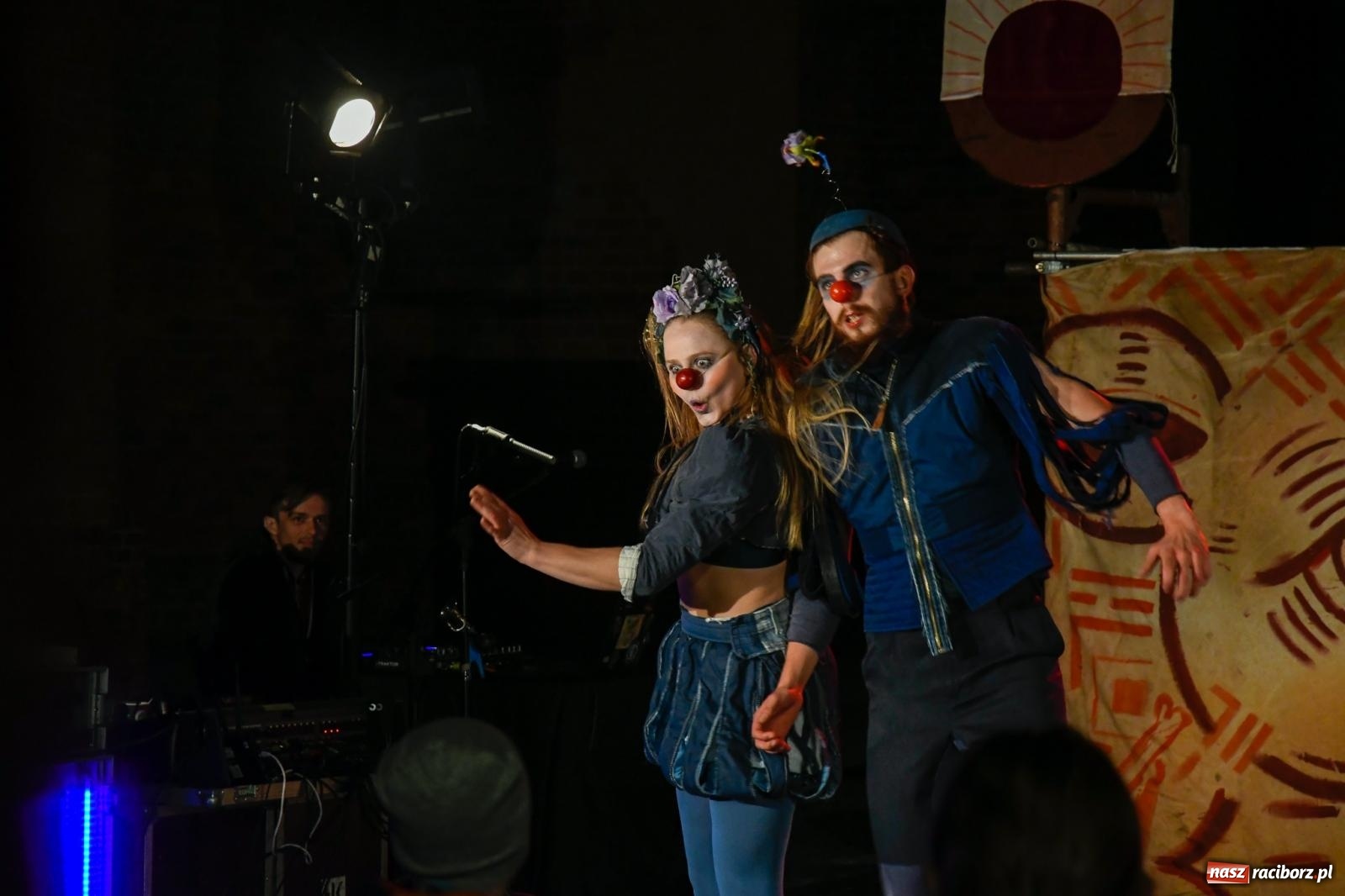 Zdjęcie w galerii na portalu naszraciborz.pl: EPITAFIUM BŁAZNA - spektakl Kolektywu Kejos na pl. Dominikańskim [FOTO i WIDEO] wiadomości z regionu