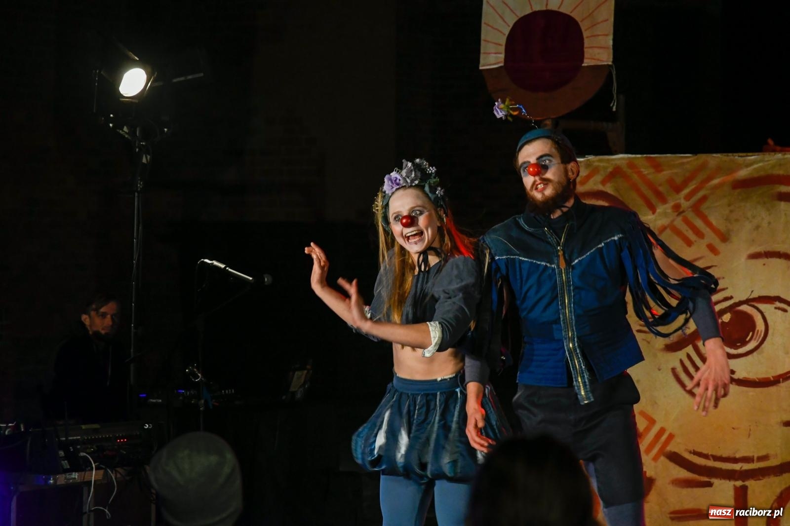 Zdjęcie w galerii na portalu naszraciborz.pl: EPITAFIUM BŁAZNA - spektakl Kolektywu Kejos na pl. Dominikańskim [FOTO i WIDEO] wiadomości z regionu