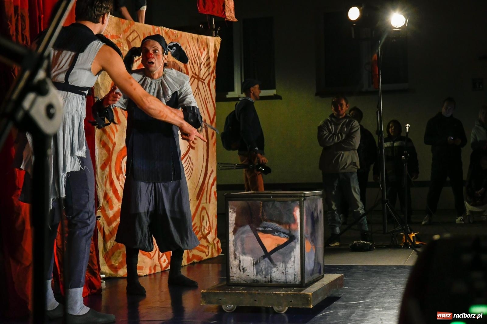 Zdjęcie w galerii na portalu naszraciborz.pl: EPITAFIUM BŁAZNA - spektakl Kolektywu Kejos na pl. Dominikańskim [FOTO i WIDEO] wiadomości z regionu