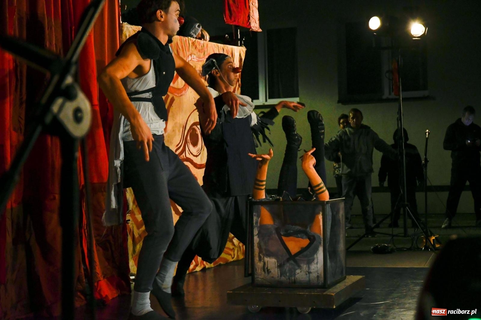 Zdjęcie w galerii na portalu naszraciborz.pl: EPITAFIUM BŁAZNA - spektakl Kolektywu Kejos na pl. Dominikańskim [FOTO i WIDEO] wiadomości z regionu