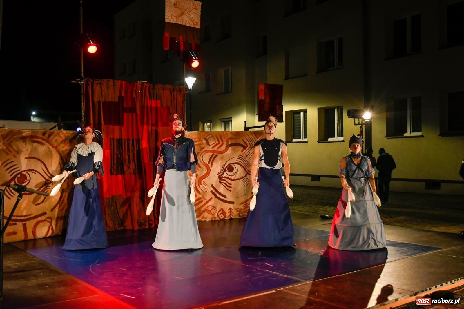 Zdjęcie w galerii na portalu naszraciborz.pl: EPITAFIUM BŁAZNA - spektakl Kolektywu Kejos na pl. Dominikańskim [FOTO i WIDEO] wiadomości z regionu