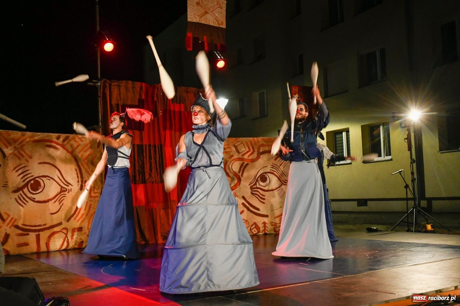 Zdjęcie w galerii na portalu naszraciborz.pl: EPITAFIUM BŁAZNA - spektakl Kolektywu Kejos na pl. Dominikańskim [FOTO i WIDEO] wiadomości z regionu