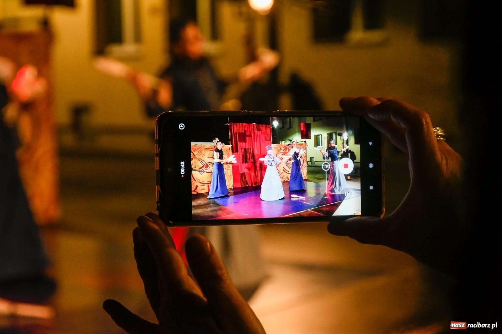 Zdjęcie w galerii na portalu naszraciborz.pl: EPITAFIUM BŁAZNA - spektakl Kolektywu Kejos na pl. Dominikańskim [FOTO i WIDEO] wiadomości z regionu