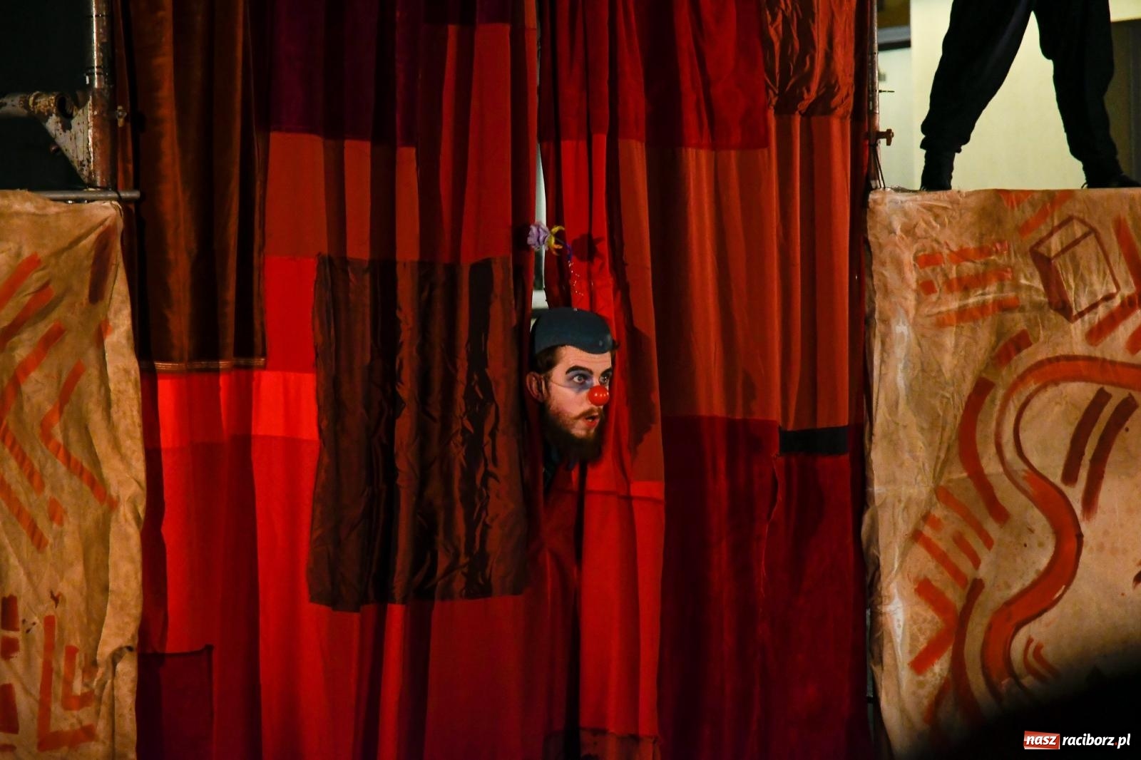 Zdjęcie w galerii na portalu naszraciborz.pl: EPITAFIUM BŁAZNA - spektakl Kolektywu Kejos na pl. Dominikańskim [FOTO i WIDEO] wiadomości z regionu