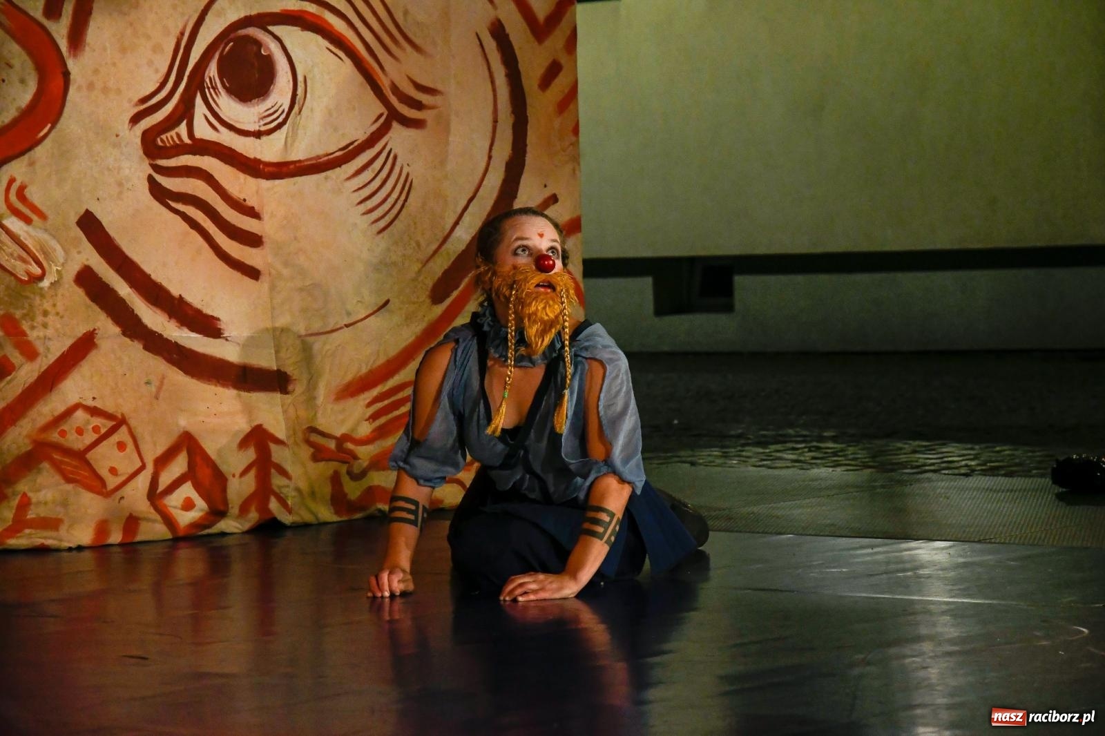 Zdjęcie w galerii na portalu naszraciborz.pl: EPITAFIUM BŁAZNA - spektakl Kolektywu Kejos na pl. Dominikańskim [FOTO i WIDEO] wiadomości z regionu