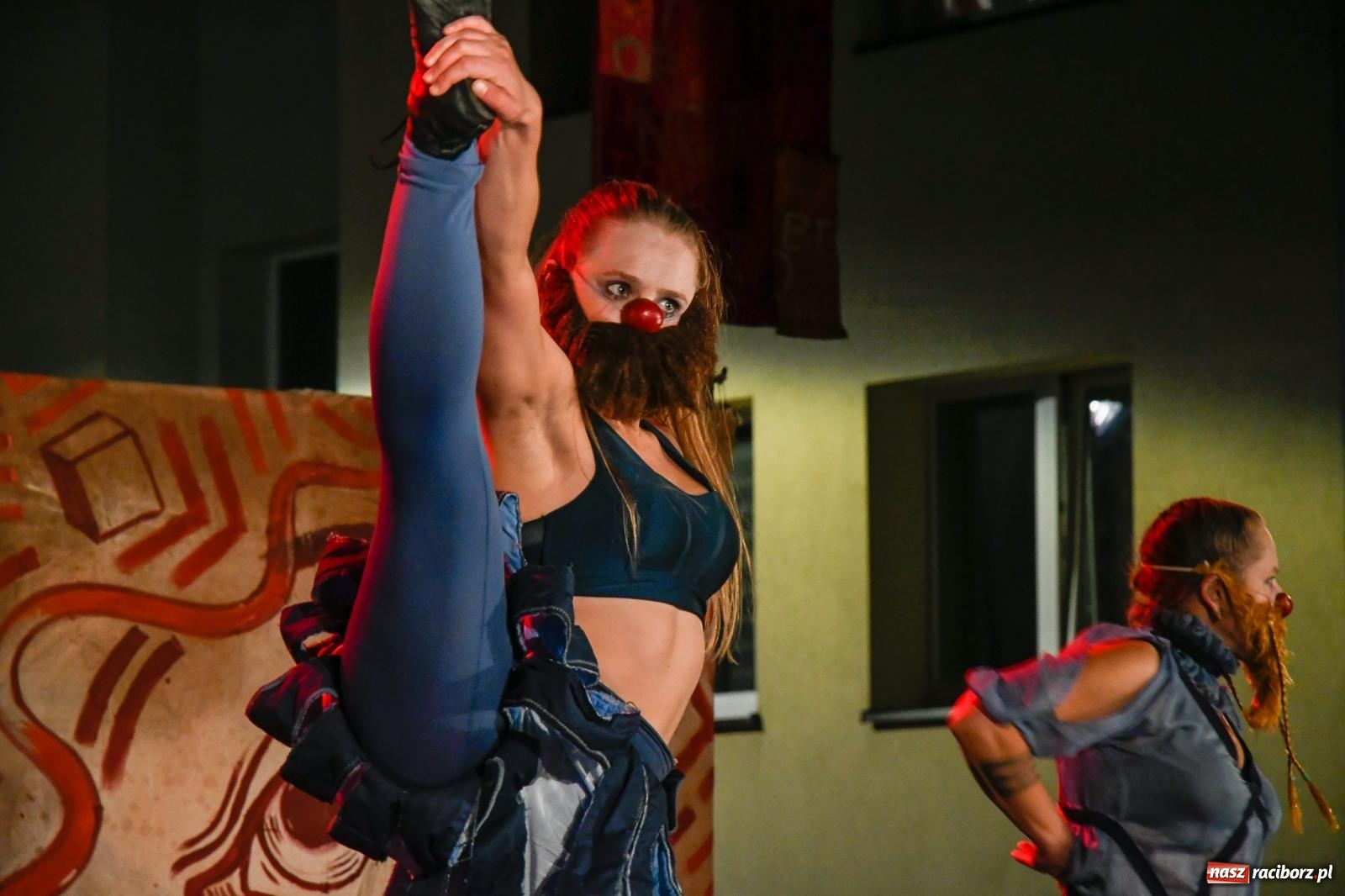 Zdjęcie w galerii na portalu naszraciborz.pl: EPITAFIUM BŁAZNA - spektakl Kolektywu Kejos na pl. Dominikańskim [FOTO i WIDEO] wiadomości z regionu