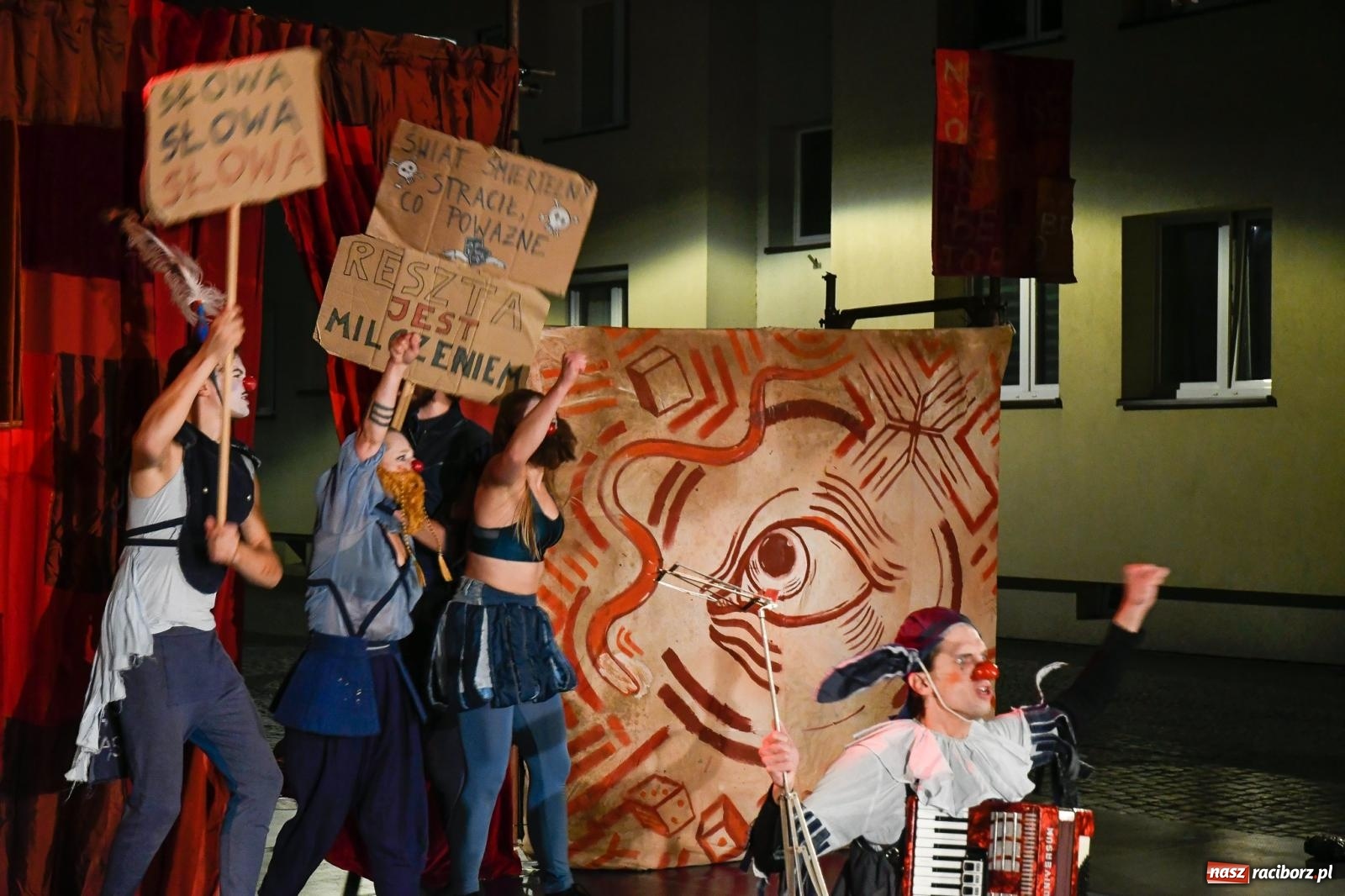 Zdjęcie w galerii na portalu naszraciborz.pl: EPITAFIUM BŁAZNA - spektakl Kolektywu Kejos na pl. Dominikańskim [FOTO i WIDEO] wiadomości z regionu