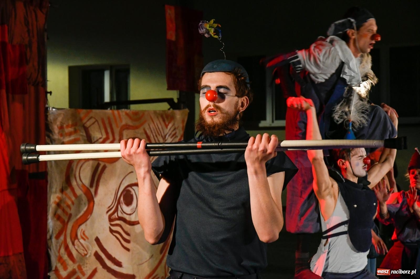 Zdjęcie w galerii na portalu naszraciborz.pl: EPITAFIUM BŁAZNA - spektakl Kolektywu Kejos na pl. Dominikańskim [FOTO i WIDEO] wiadomości z regionu