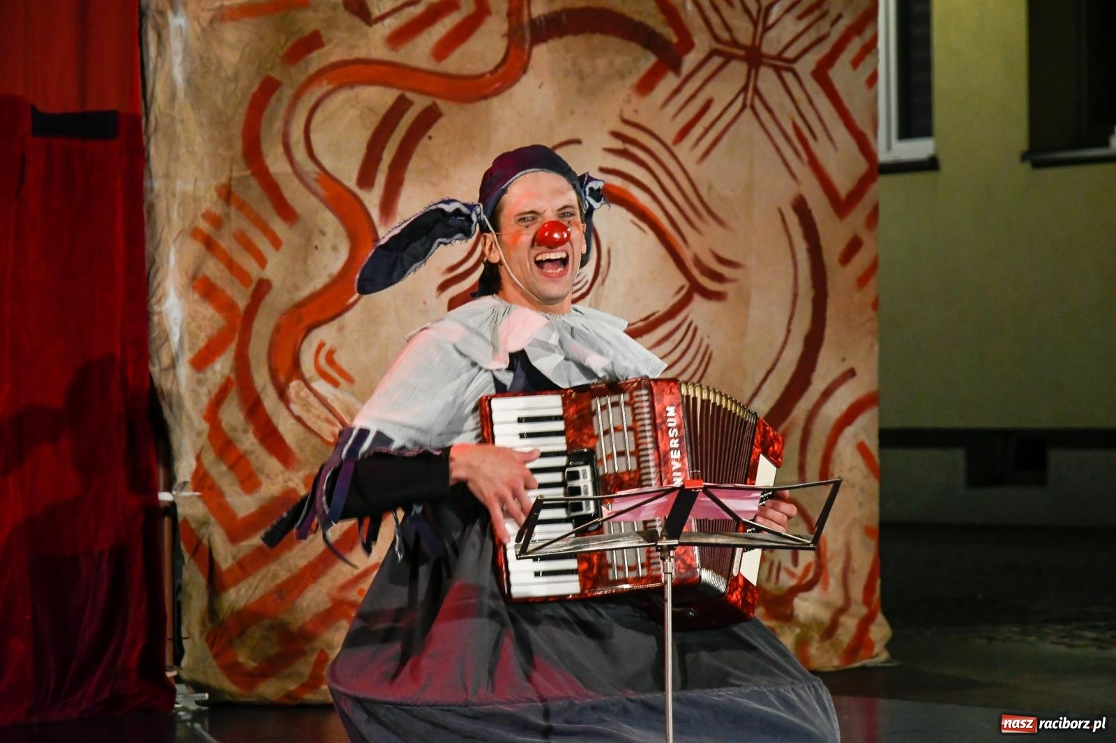 Zdjęcie w galerii na portalu naszraciborz.pl: EPITAFIUM BŁAZNA - spektakl Kolektywu Kejos na pl. Dominikańskim [FOTO i WIDEO] wiadomości z regionu