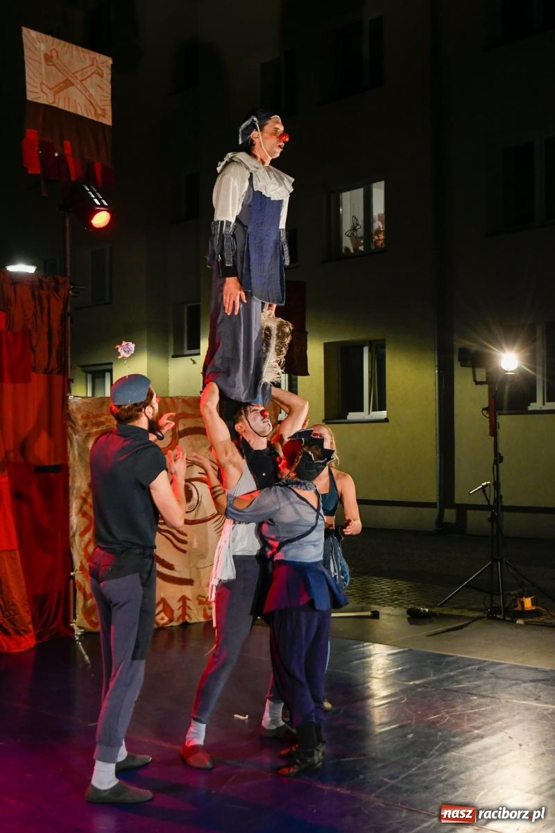 Zdjęcie w galerii na portalu naszraciborz.pl: EPITAFIUM BŁAZNA - spektakl Kolektywu Kejos na pl. Dominikańskim [FOTO i WIDEO] wiadomości z regionu