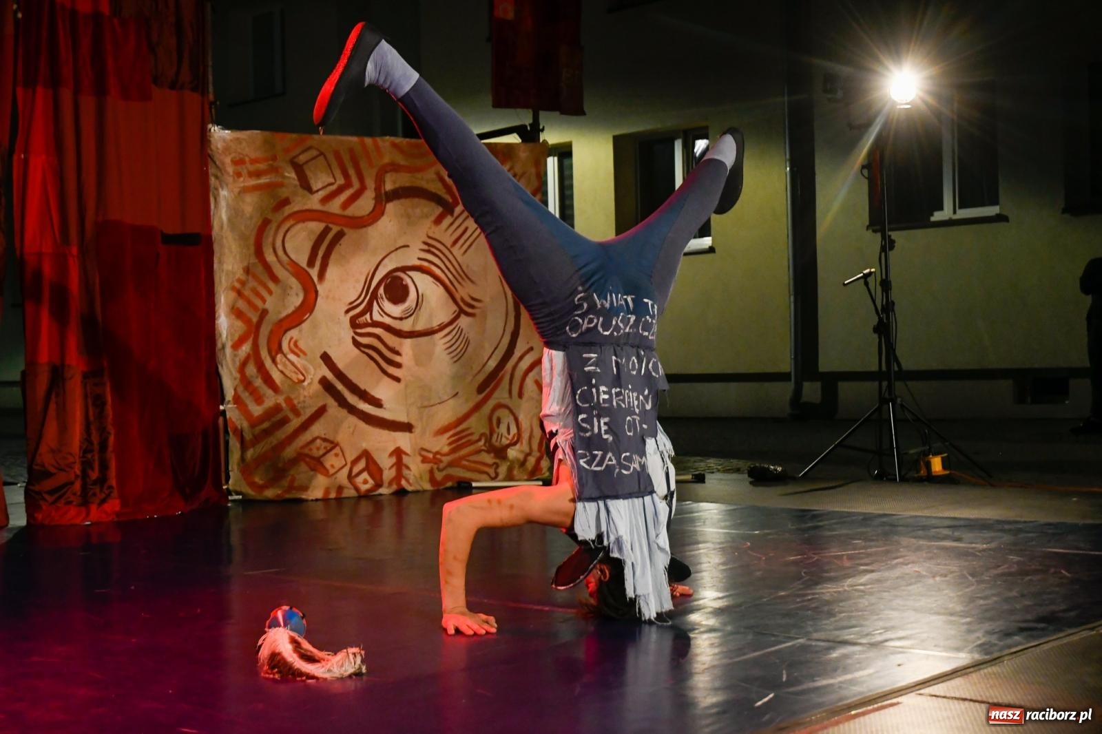 Zdjęcie w galerii na portalu naszraciborz.pl: EPITAFIUM BŁAZNA - spektakl Kolektywu Kejos na pl. Dominikańskim [FOTO i WIDEO] wiadomości z regionu