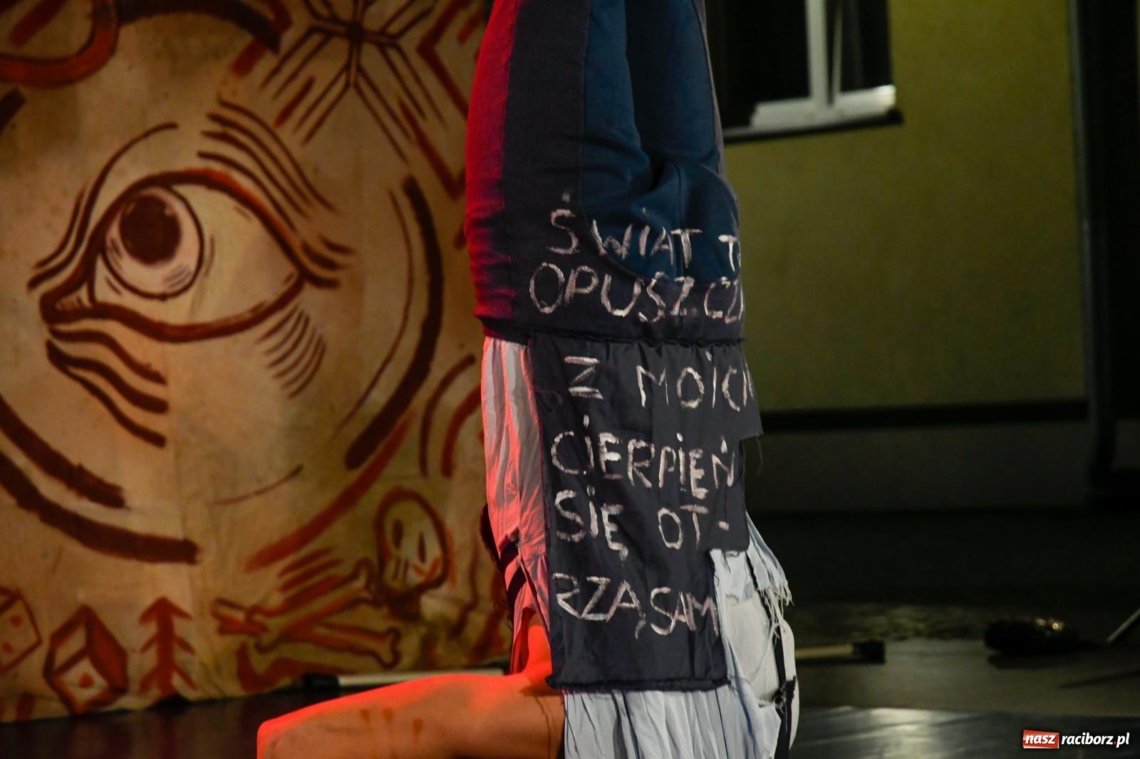 Zdjęcie w galerii na portalu naszraciborz.pl: EPITAFIUM BŁAZNA - spektakl Kolektywu Kejos na pl. Dominikańskim [FOTO i WIDEO] wiadomości z regionu