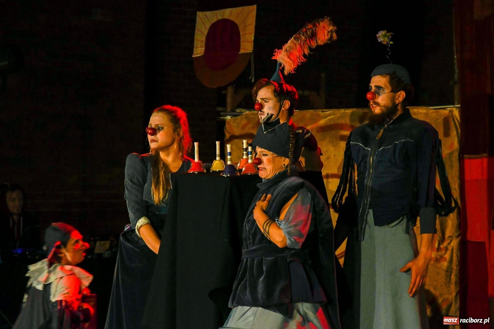 Zdjęcie w galerii na portalu naszraciborz.pl: EPITAFIUM BŁAZNA - spektakl Kolektywu Kejos na pl. Dominikańskim [FOTO i WIDEO] wiadomości z regionu