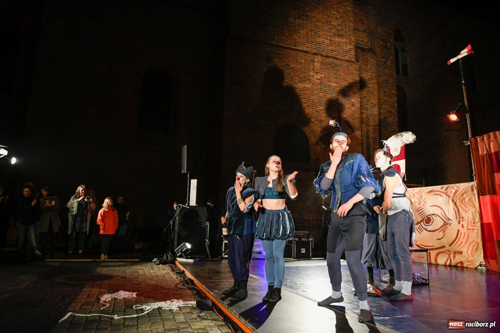 Zdjęcie w galerii na portalu naszraciborz.pl: EPITAFIUM BŁAZNA - spektakl Kolektywu Kejos na pl. Dominikańskim [FOTO i WIDEO] wiadomości z regionu