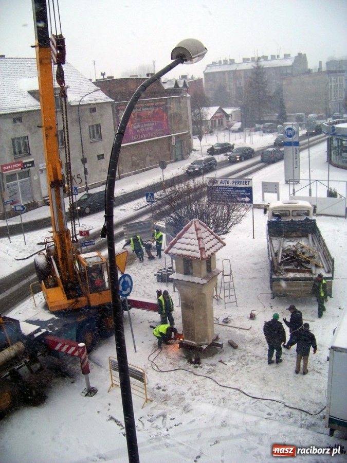 Zdjęcie w galerii na portalu naszraciborz.pl: Statua Zgody już w nowym miejscu wiadomości z regionu