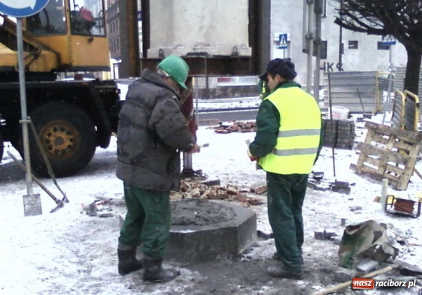 Zdjęcie w galerii na portalu naszraciborz.pl: Statua Zgody już w nowym miejscu wiadomości z regionu