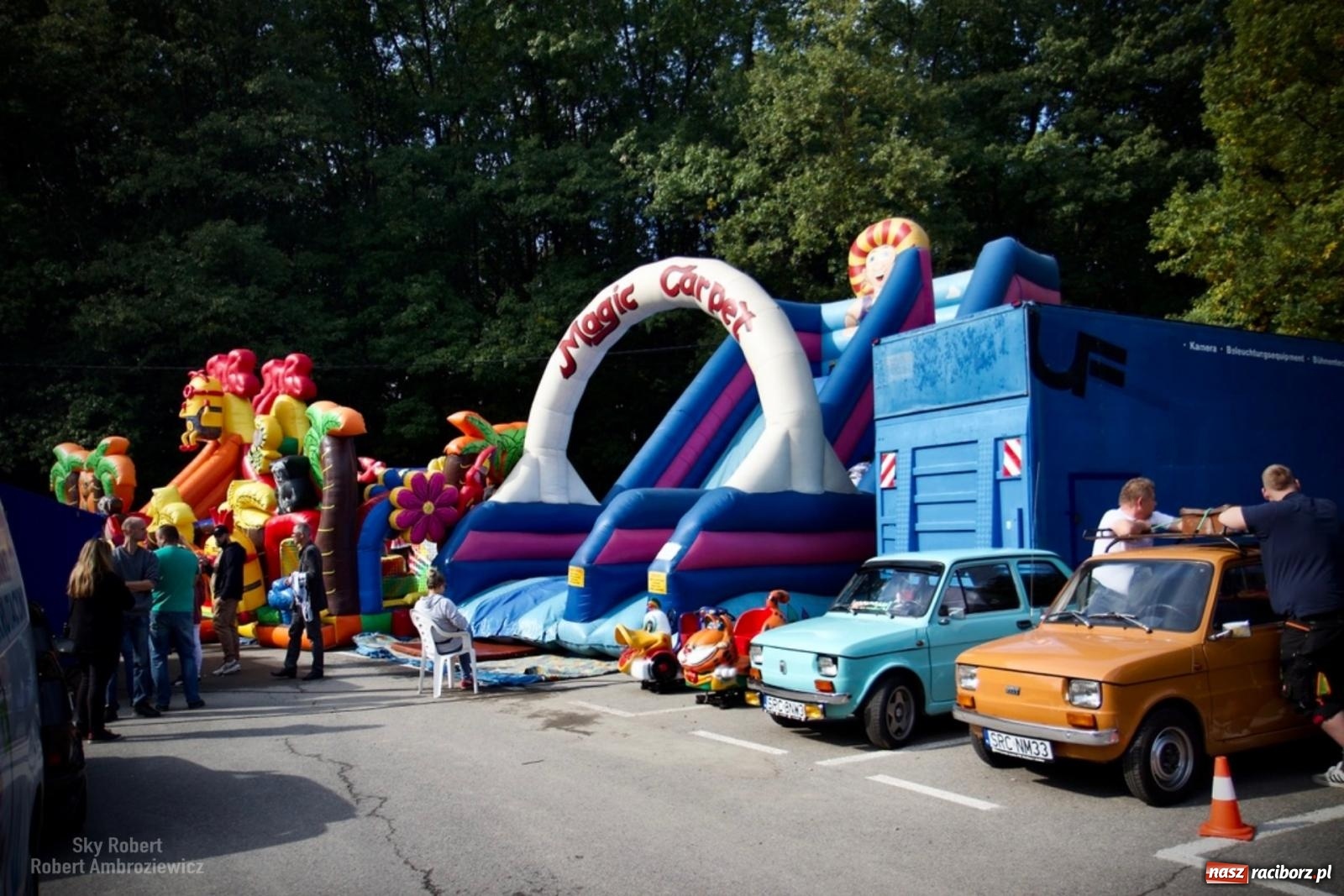 Zdjęcie w galerii na portalu naszraciborz.pl: Trwa festyn charytatywny w raciborskim grodzie. Pomagają Joli wiadomości z regionu