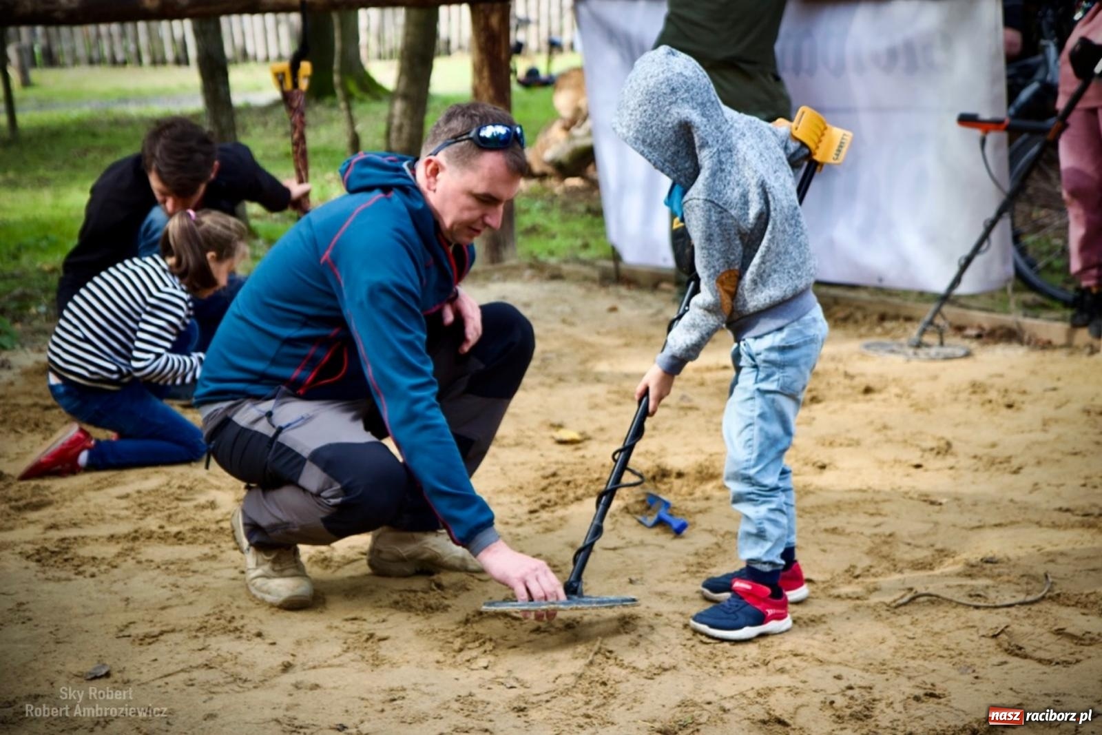 Zdjęcie w galerii na portalu naszraciborz.pl: Trwa festyn charytatywny w raciborskim grodzie. Pomagają Joli wiadomości z regionu