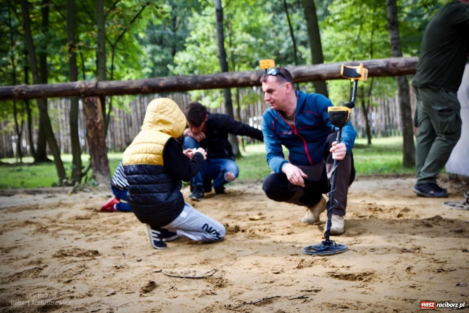Zdjęcie w galerii na portalu naszraciborz.pl: Trwa festyn charytatywny w raciborskim grodzie. Pomagają Joli wiadomości z regionu