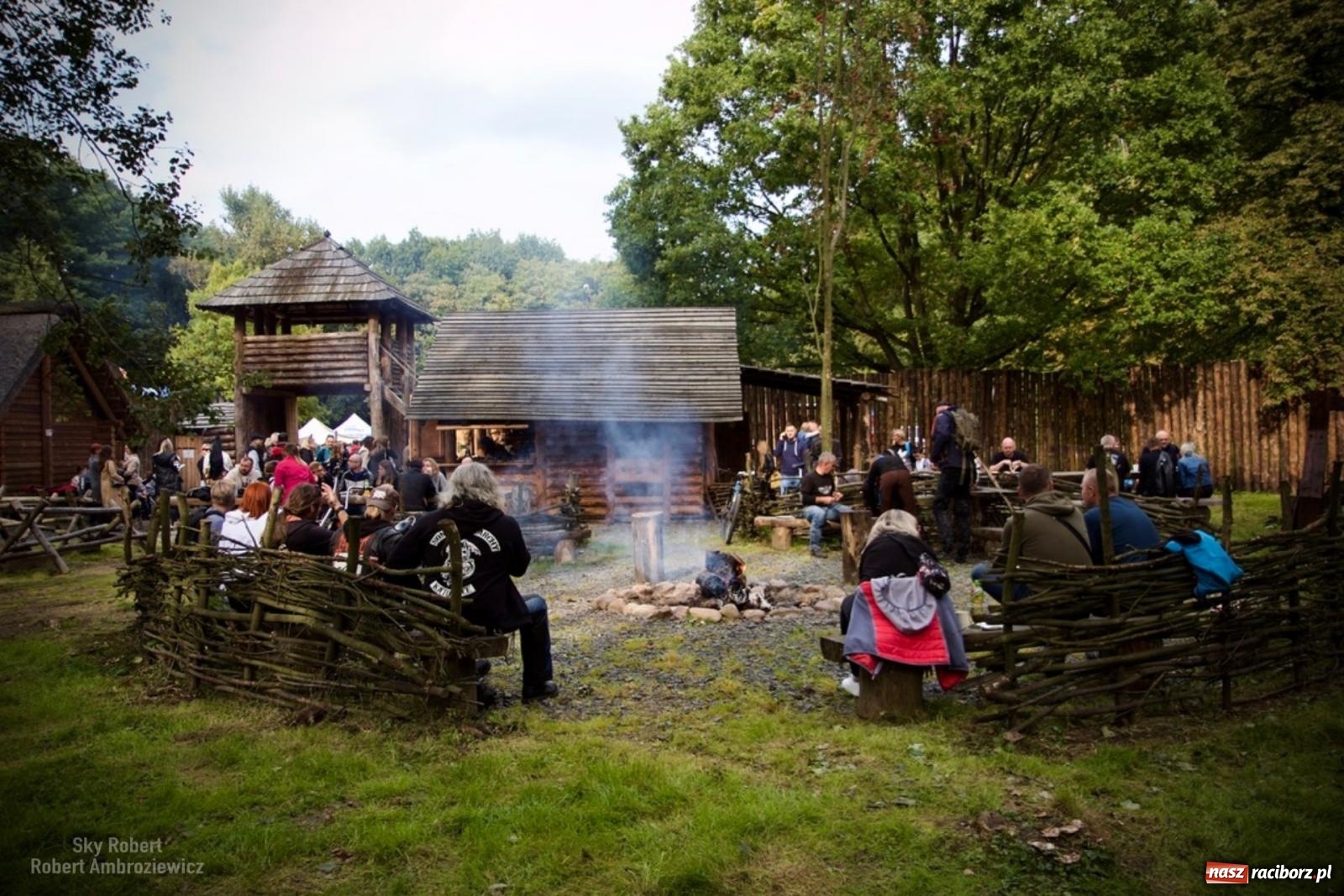 Zdjęcie w galerii na portalu naszraciborz.pl: Trwa festyn charytatywny w raciborskim grodzie. Pomagają Joli wiadomości z regionu