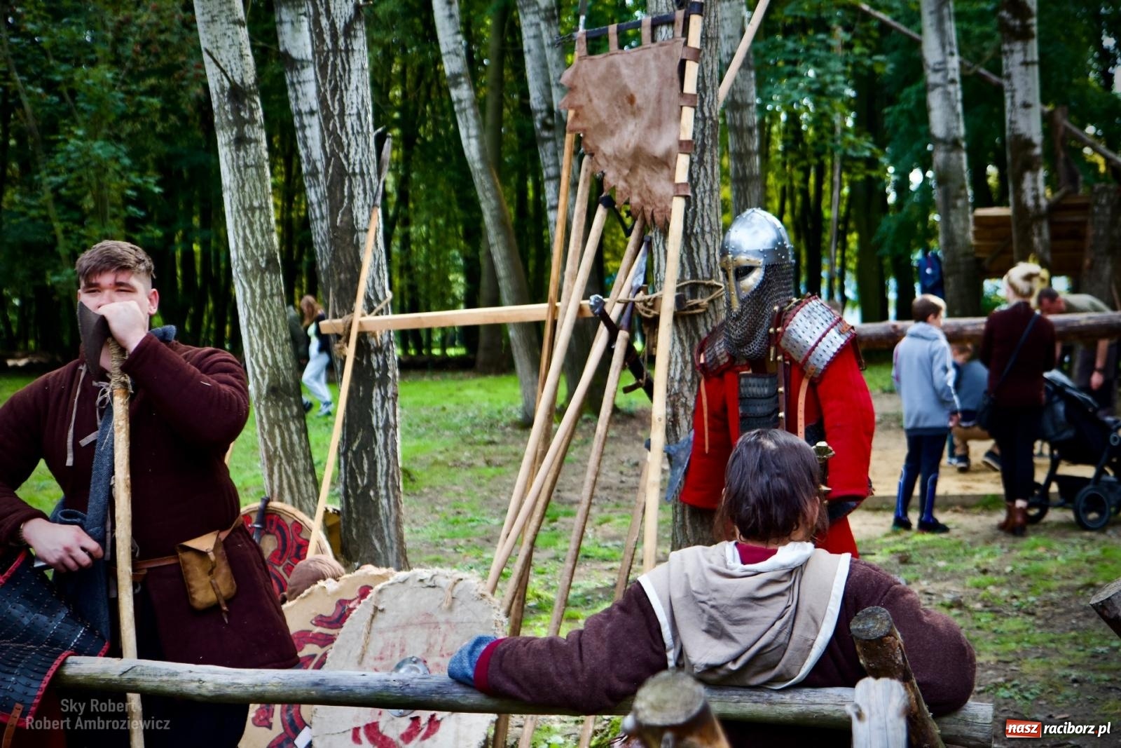 Zdjęcie w galerii na portalu naszraciborz.pl: Trwa festyn charytatywny w raciborskim grodzie. Pomagają Joli wiadomości z regionu
