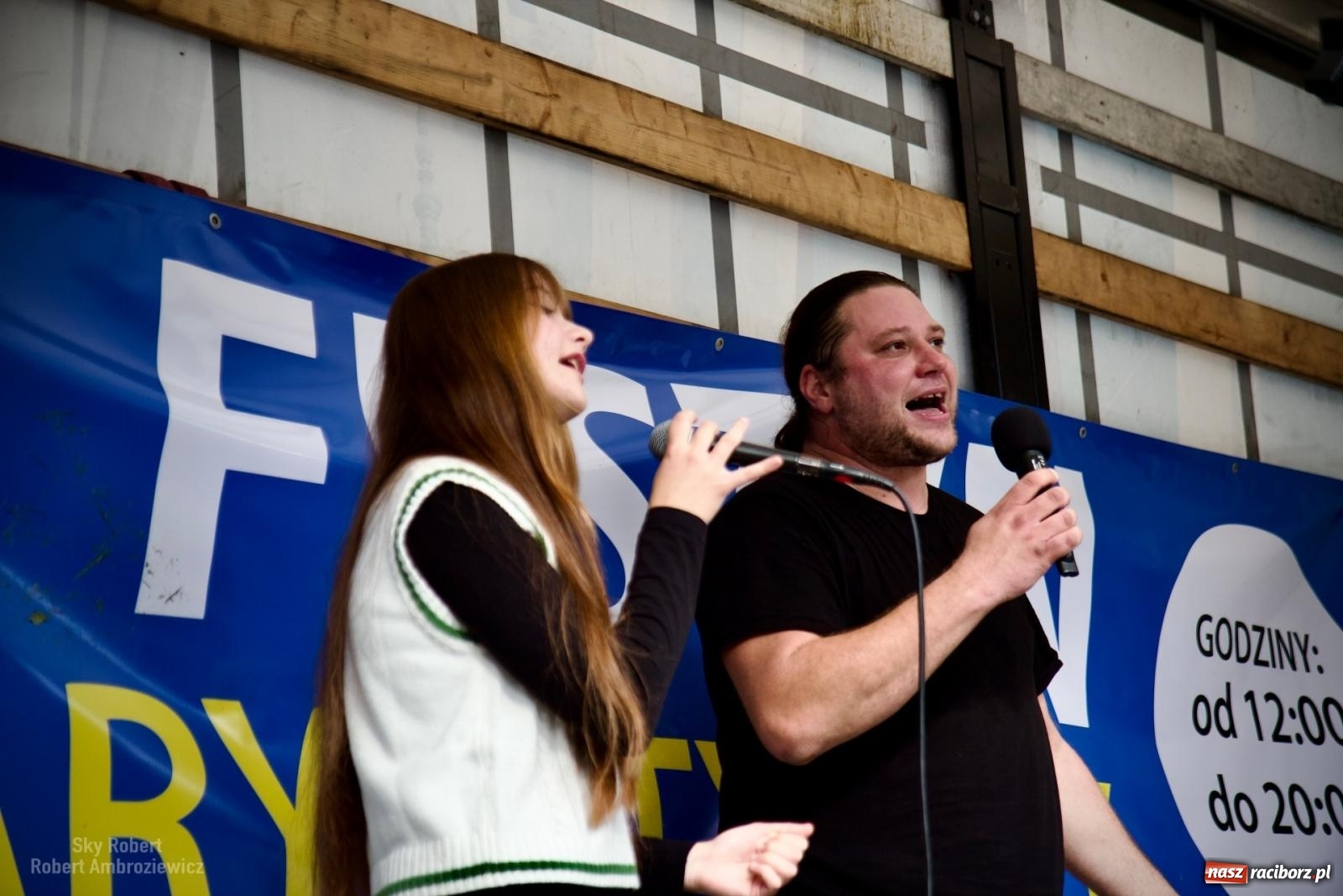 Zdjęcie w galerii na portalu naszraciborz.pl: Trwa festyn charytatywny w raciborskim grodzie. Pomagają Joli wiadomości z regionu