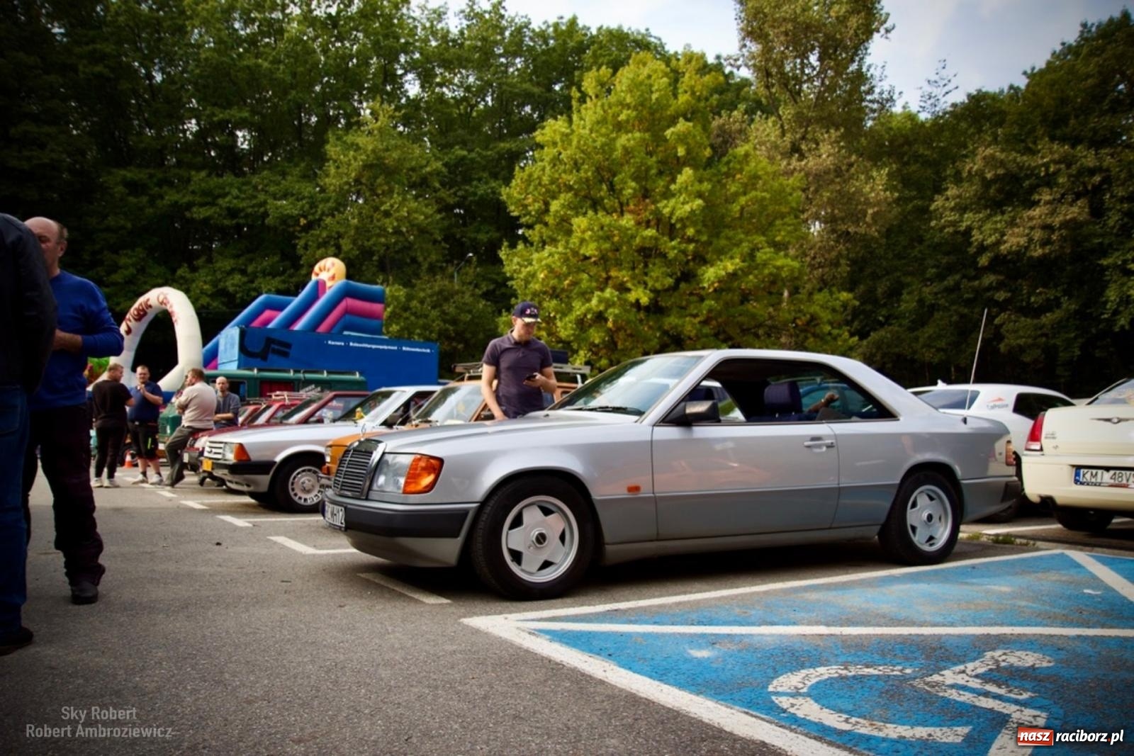 Zdjęcie w galerii na portalu naszraciborz.pl: Trwa festyn charytatywny w raciborskim grodzie. Pomagają Joli wiadomości z regionu