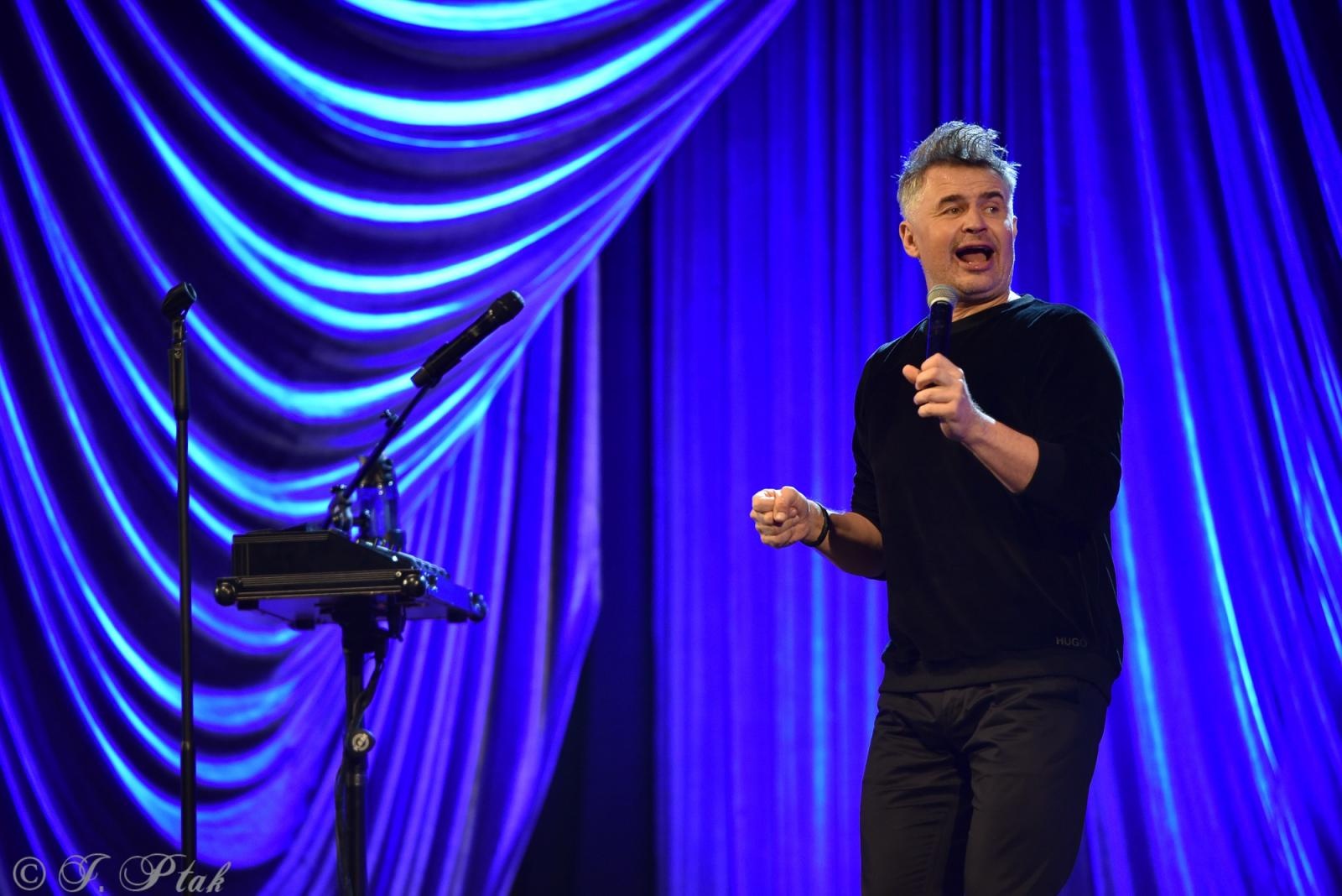 Zdjęcie w galerii na portalu naszraciborz.pl: Tylko śmiech nas ocali. Igor Kwiatkowski w Raciborzu wiadomości z regionu